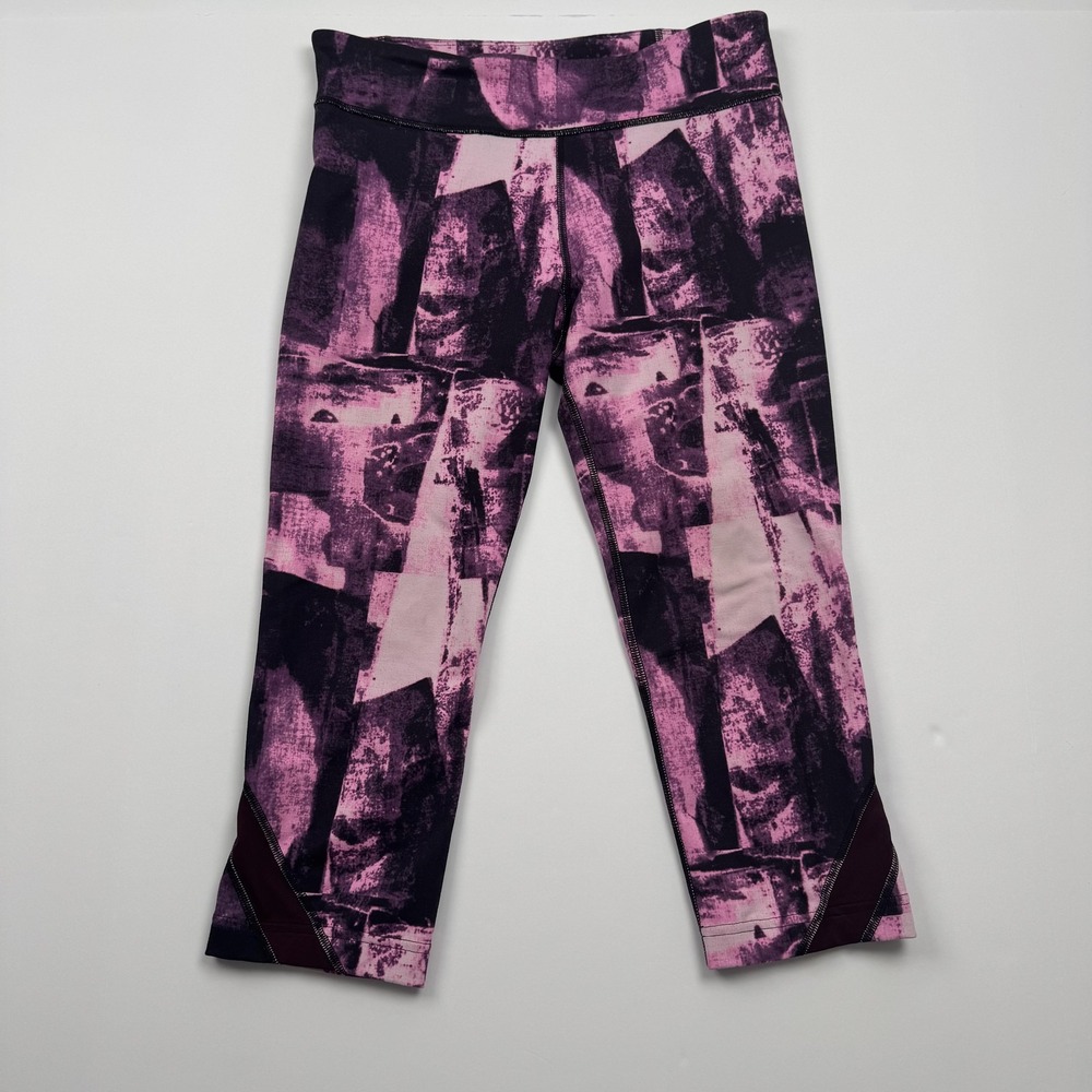 Under Armour Capri Leggings Womens Medium Purple Black Printed Athletic Workout